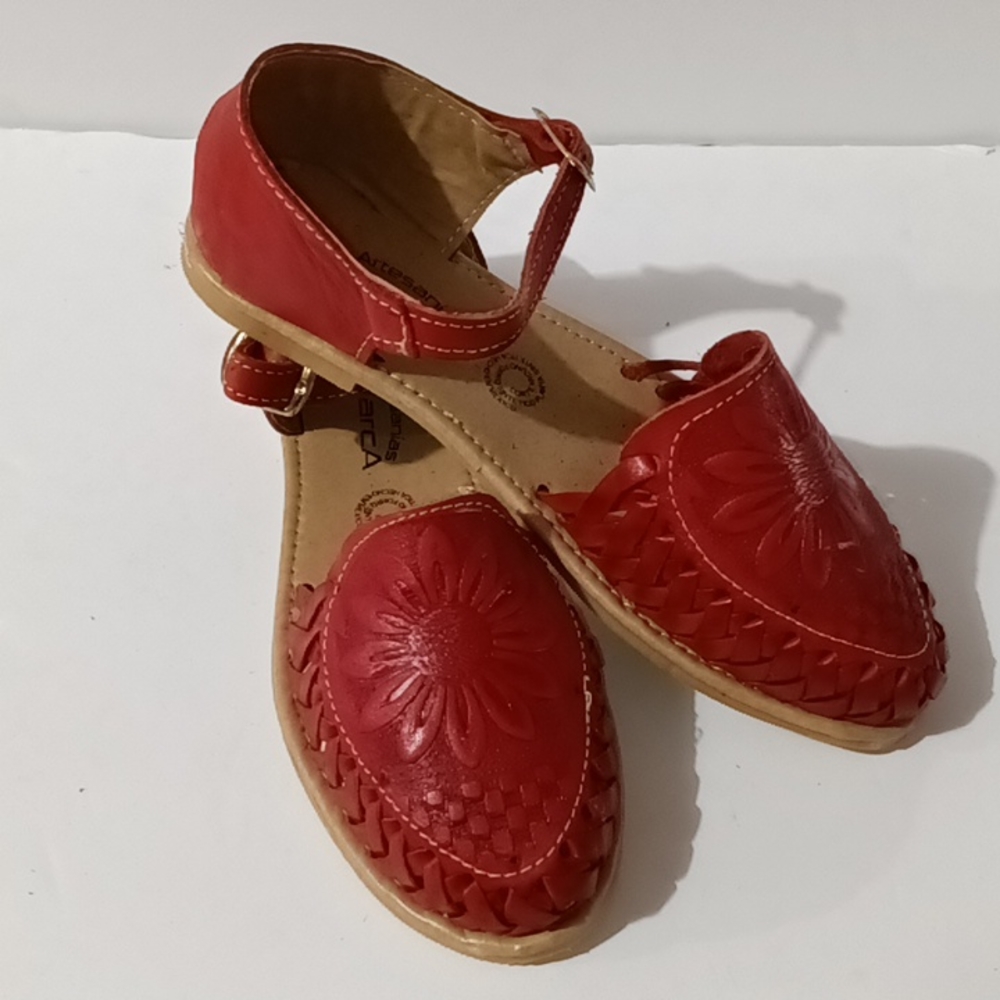 Huaraches rojos con flor